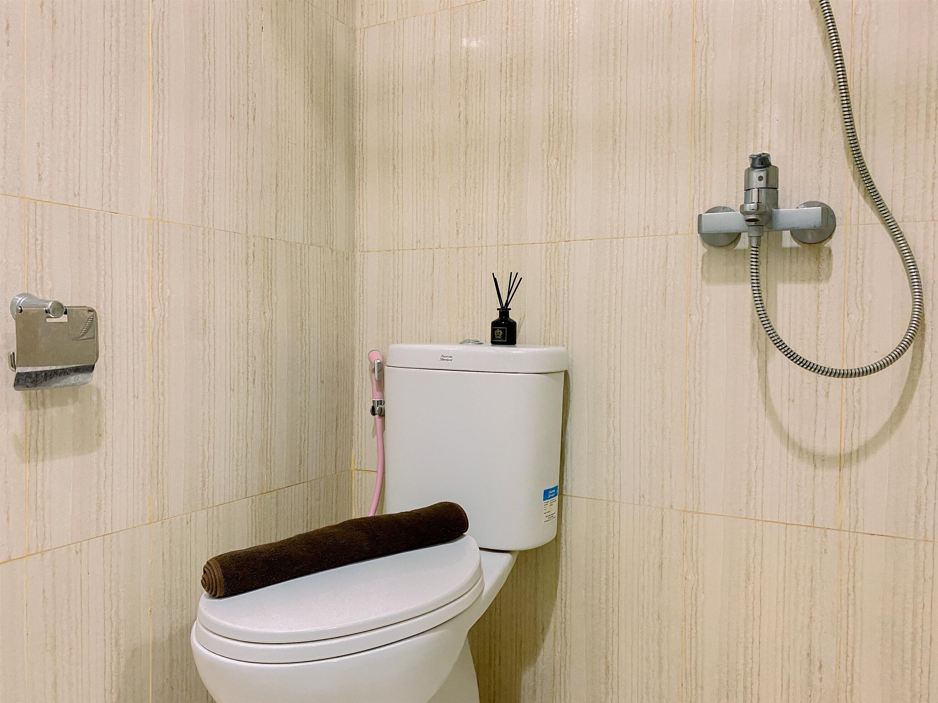 Une salle de bain équipée de toilettes, d’un bidet et d’une douche.
