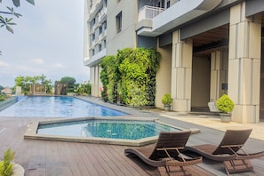 Outdoor pool - Modern Look Studio at Springwood Residence Tangerang Apartment (Tangerang)
