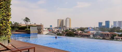Una piscina al aire libre