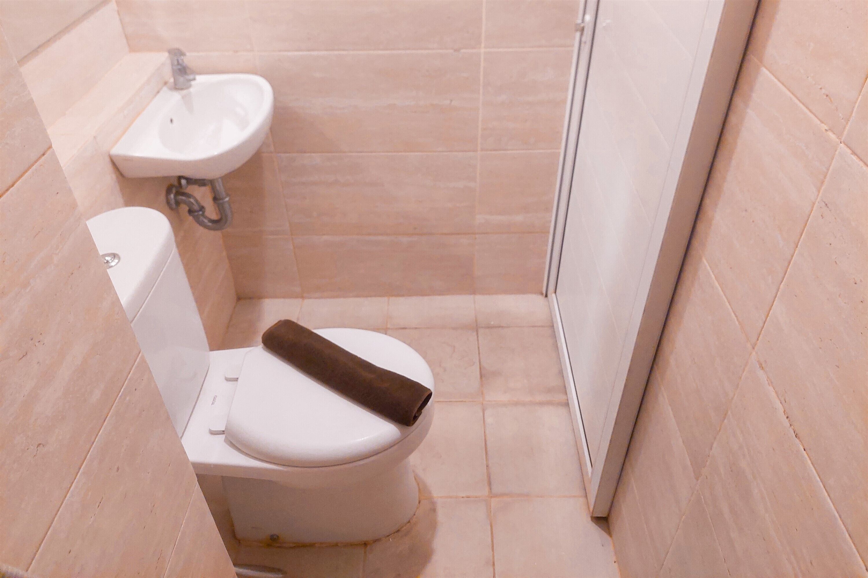 Un bagno piccolo con il water, un lavandino e una doccia.