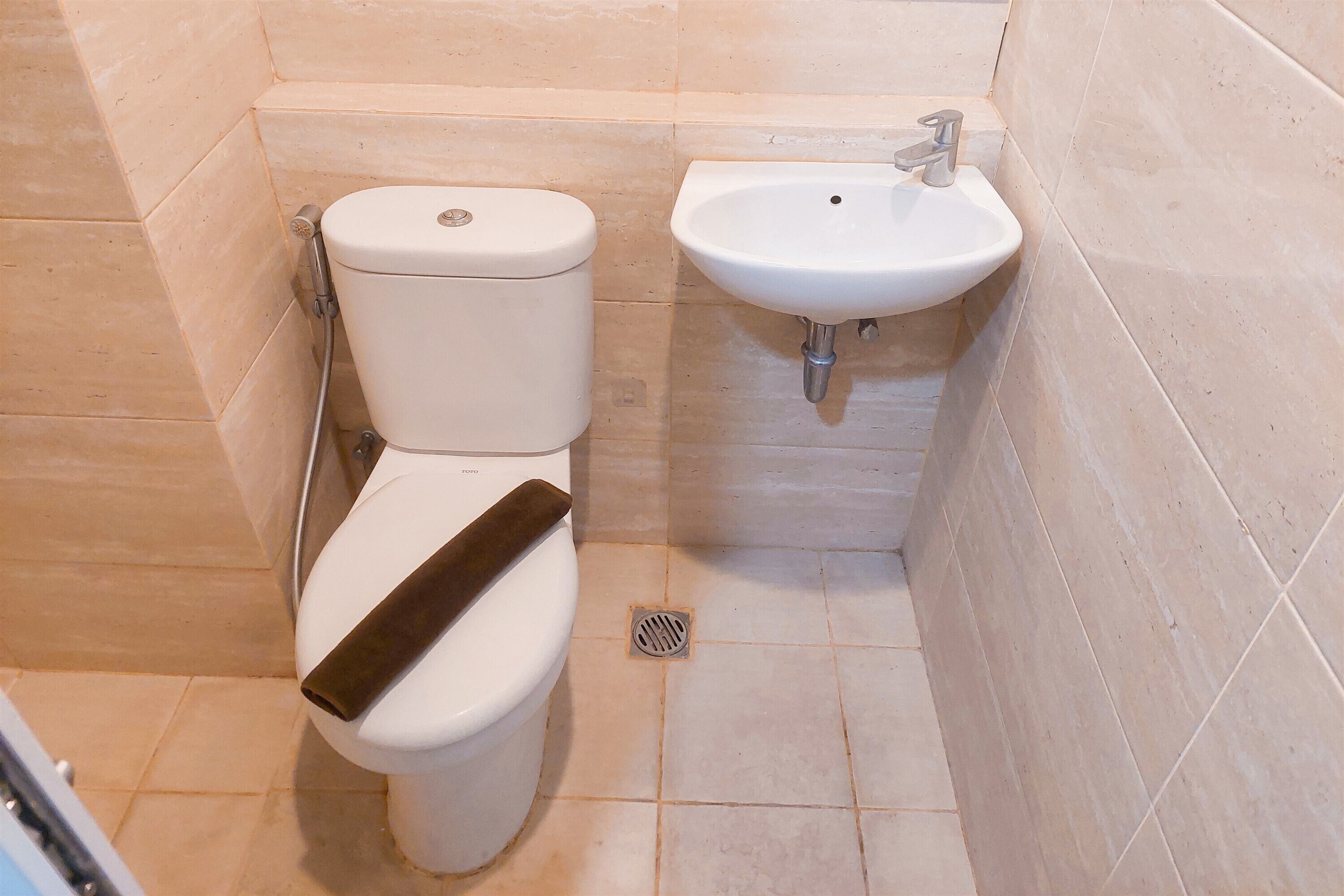 Une salle de bain avec des toilettes et un lavabo.