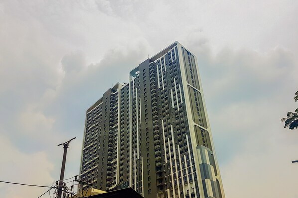 Un immeuble de grande hauteur doté de nombreux balcons et présentant un design architectural moderne.