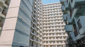 Ein Hochhaus mit mehreren Balkonen und Klimaanlagen.