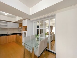 Standard Apartment, 2 Bedrooms (Apartment) | Dining room