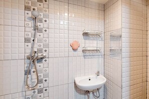 Standard Studio, 1 Bedroom (Apartment) | Bathroom - Pleasurable Studio at Apartment De Prima (Medan)