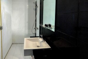 Bathroom - Comfy and Warm Studio at The Square Surabaya Apartment (Surabaya)