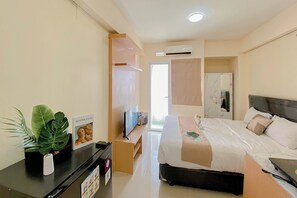 Room - Nice Studio Green Pramuka City Apartment near Shopping Center (Jakarta)