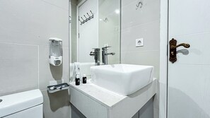 Standard Apartment, 2 Bedrooms (Apartment) | Bathroom - Nice and Comfortable 2BR Apartment at Daan Mogot City (Jakarta)