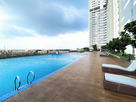 Una piscina al aire libre