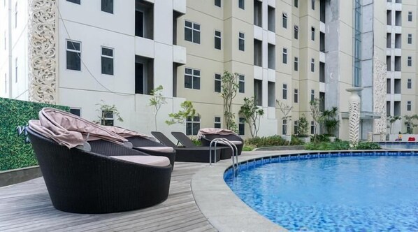 Una piscina al aire libre