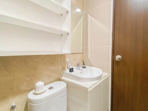 Bathroom - Modern Look 2BR Corner Transpark Cibubur Apartment (Bekasi)