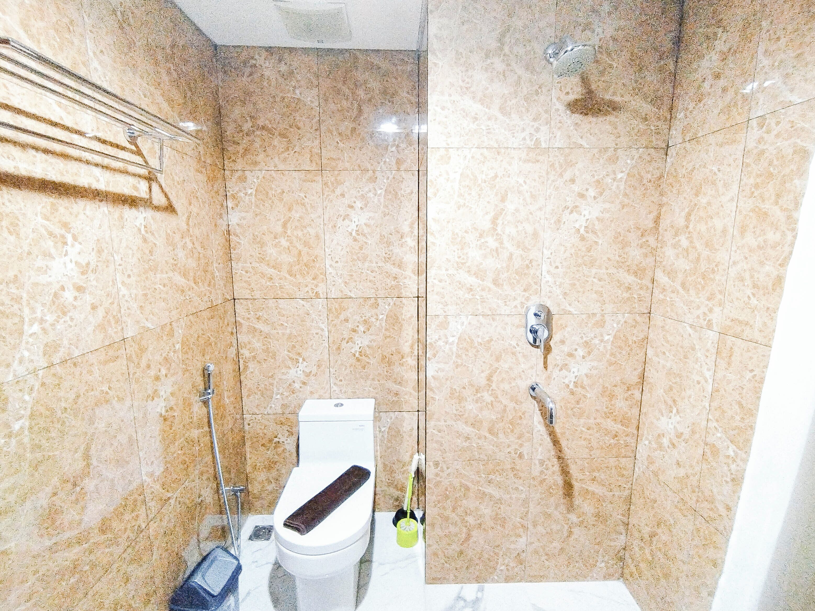 Ein Badezimmer mit Toilette, Dusche und Waschbecken.