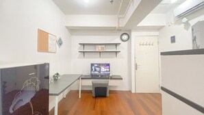 Ein moderner Arbeitsraum mit Schreibtisch, Computer und Regalen.