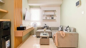 Ein modernes Wohnzimmer mit Sofa, Couchtisch, Fernseher und einer integrierten Regalanlage.