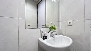 Standard Apartment, 3 Bedrooms (Apartment) | Bathroom - Well Designed and Comfortable 3BR Nifarro Park Apartment (Jakarta)