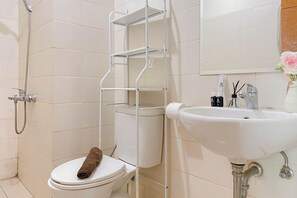 Standard Apartment, 2 Bedrooms (Apartment) | Bathroom - Comfy 2BR Apartment at Woodland Park Residence (Jakarta)
