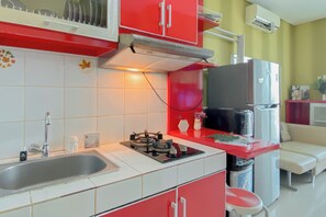 Private kitchen - Comfy 2BR Apartment at Woodland Park Residence (Jakarta)
