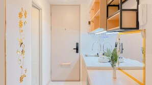 Une cuisine moderne avec un évier, un plan de travail et une plante en pot.