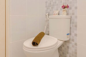 Bathroom - Great Deal and Relaxing 2BR at Tokyo Riverside PIK 2 Apartment (Teluknaga)