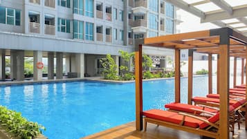Una piscina al aire libre