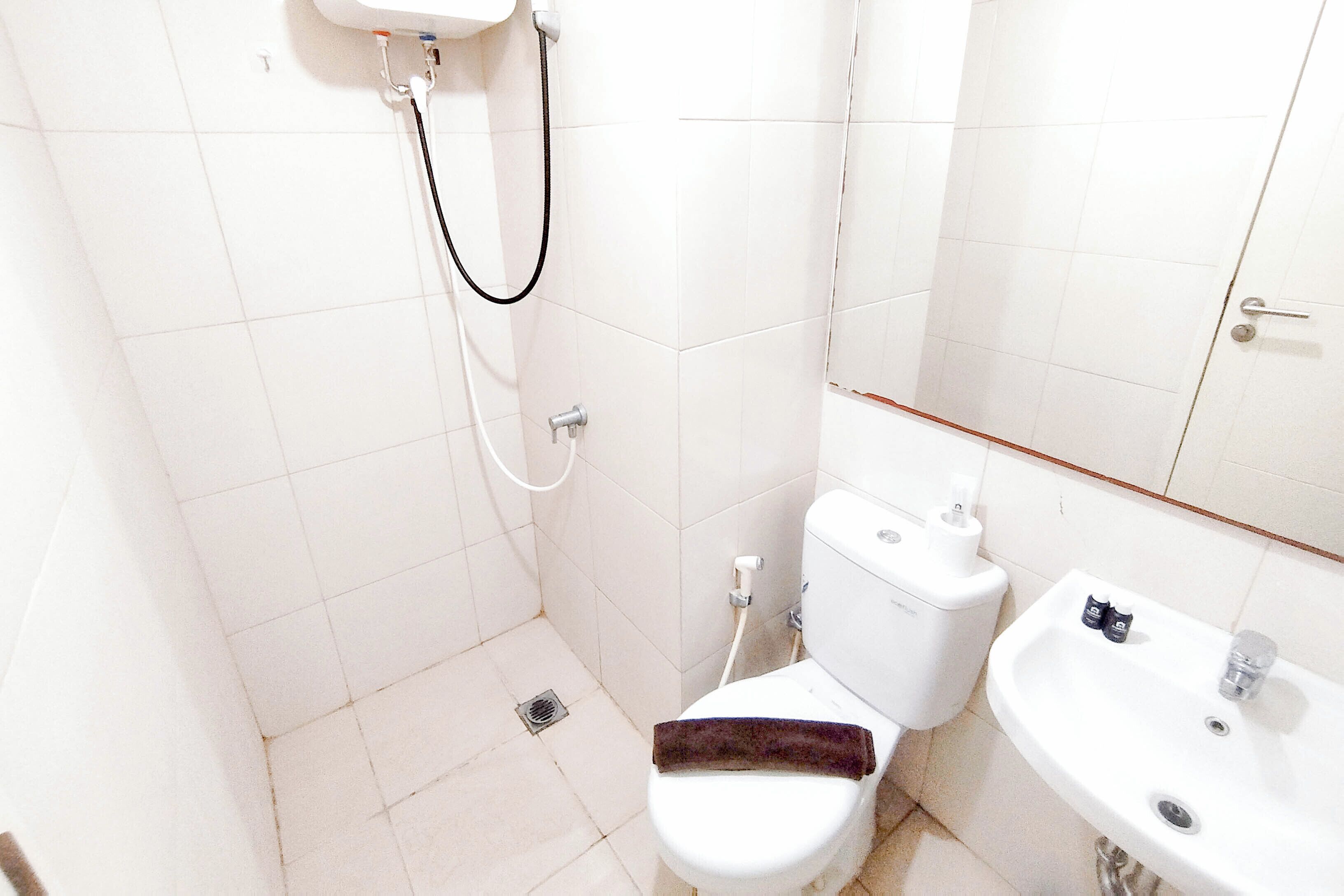 Un baño con inodoro, lavabo y ducha.