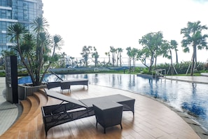 Una piscina al aire libre