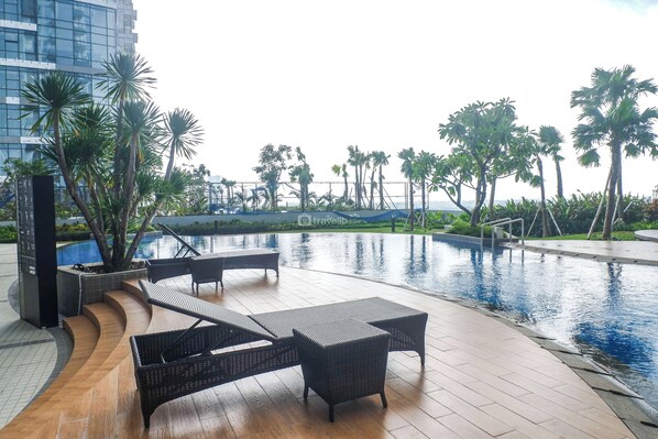 Una piscina al aire libre