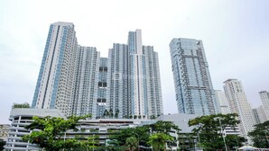 Un immeuble de grande hauteur, doté de nombreux étages, de balcons et d’une architecture moderne.