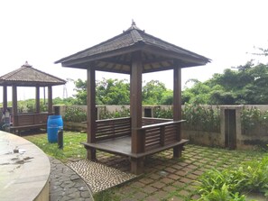 Garden - Nice and Cozy Studio at Bogor Valley Apartment (Bogor)