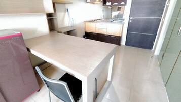 Standard Studio, 1 Bedroom (Apartment) | Dining room