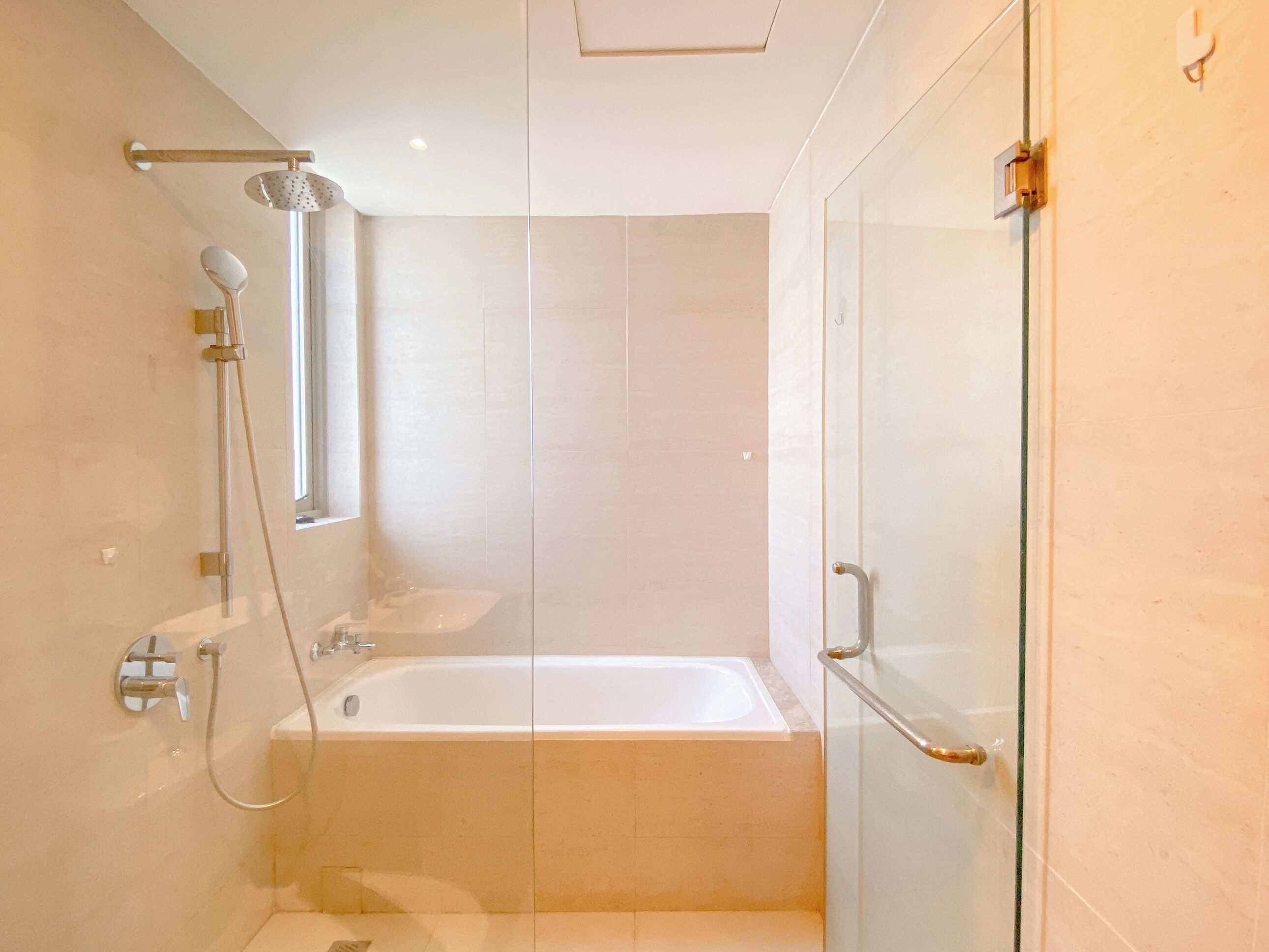 Ein modernes Badezimmer mit Duschkabine, Badewanne und Toilette.