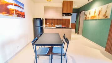 Standard Apartment, 2 Bedrooms (Apartment) | Dining room