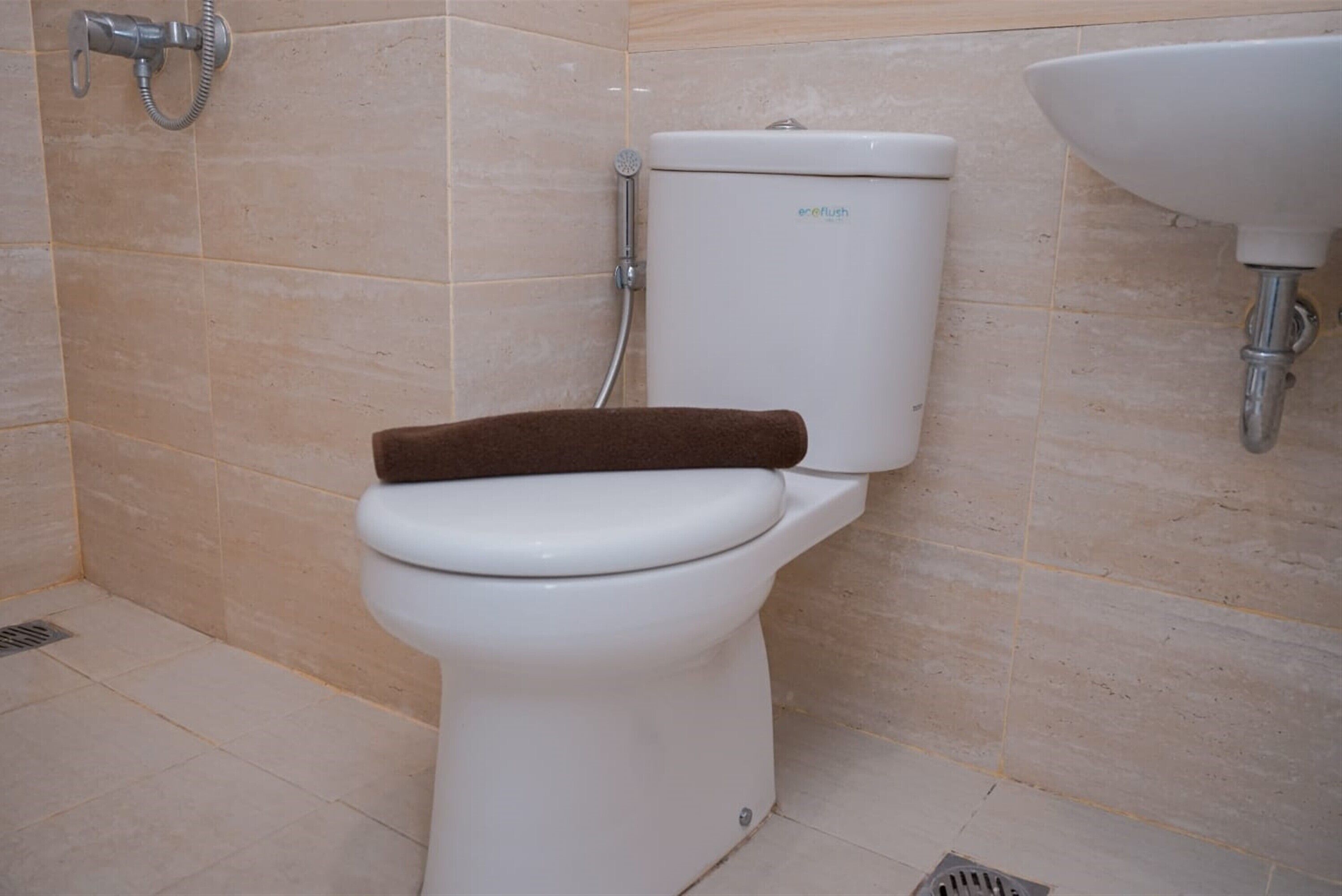 Un bagno con il water, una doccia e un lavandino.