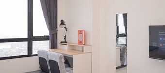 Fully Furnished and Homey Studio Collins Boulevard Apartment