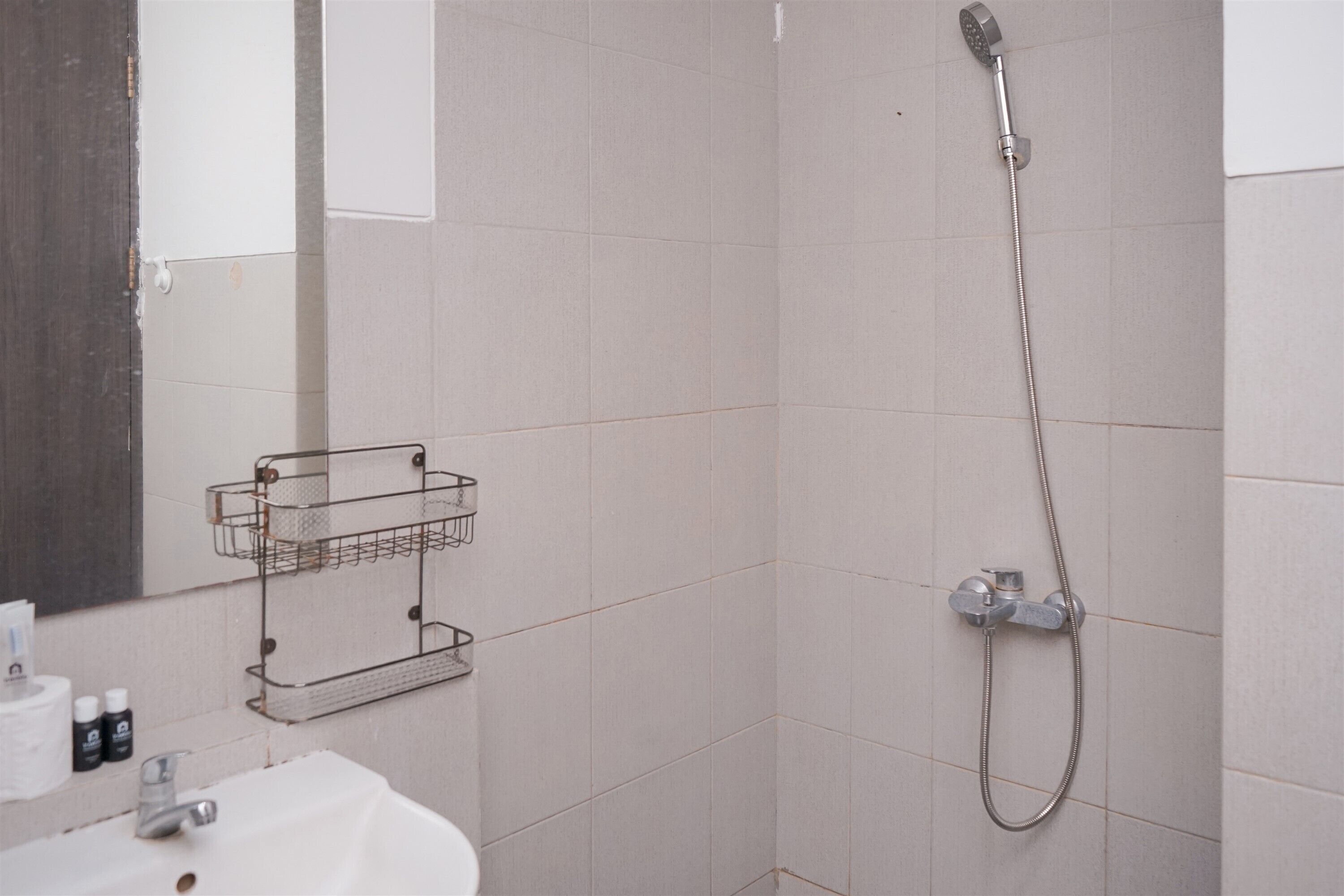 Ein Badezimmer mit Dusche, Waschbecken und Handtuchhalter.