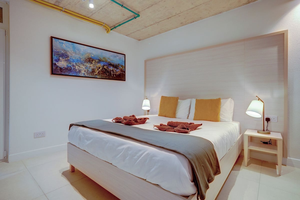 Economy Double Room | Bar mini, peti besi dalam bilik, langsir/tirai gelap terus