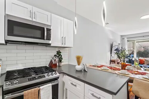 New!3Bed 3Full Bath/Sleeps 12/15 Mins to NYC/Near T station,buses and Parks