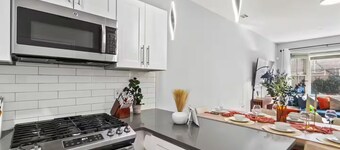 New!3Bed 3Full Bath/Sleeps 12/15 Mins to NYC/Near T station,buses and Parks