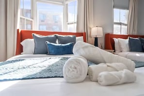 3 habitaciones, escritorio y tabla de planchar con plancha
