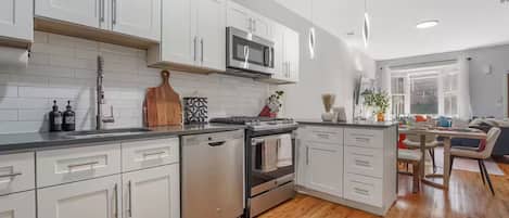 Frigorífic, microones, forn i placa de cuina