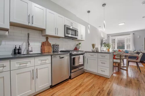 New!3Bed 3Full Bath/Sleeps 12/15 Mins to NYC/Near T station,buses and Parks