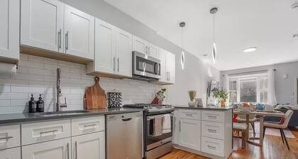 New!3Bed 3Full Bath/Sleeps 12/15 Mins to NYC/Near T station,buses and Parks