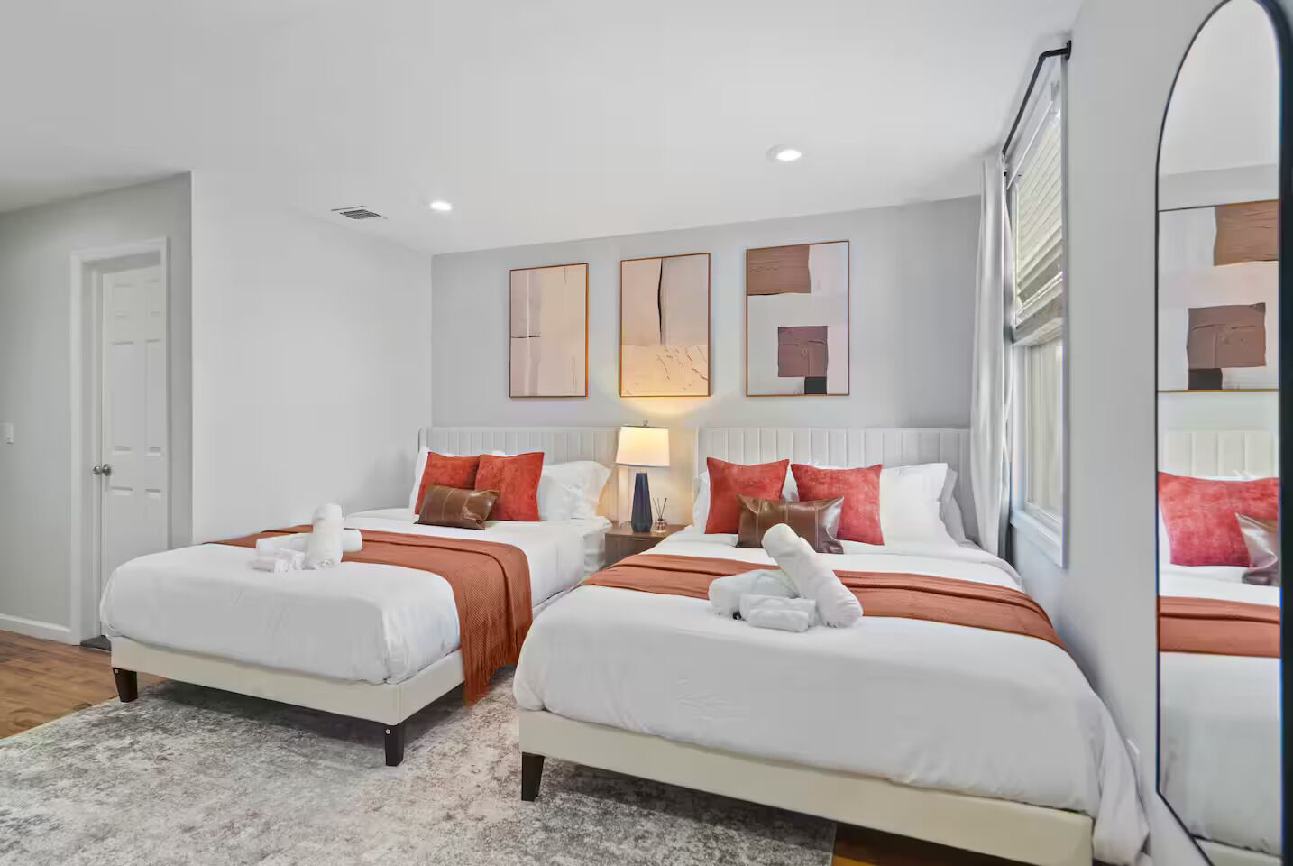 3 habitaciones, escritorio y tabla de planchar con plancha 