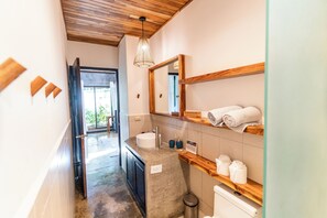 Regadera, secadora de cabello, toallas, jabón