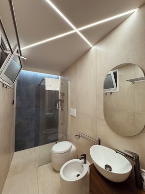 Dusche, umweltfreundliche Kosmetikartikel, Haartrockner, Bidet