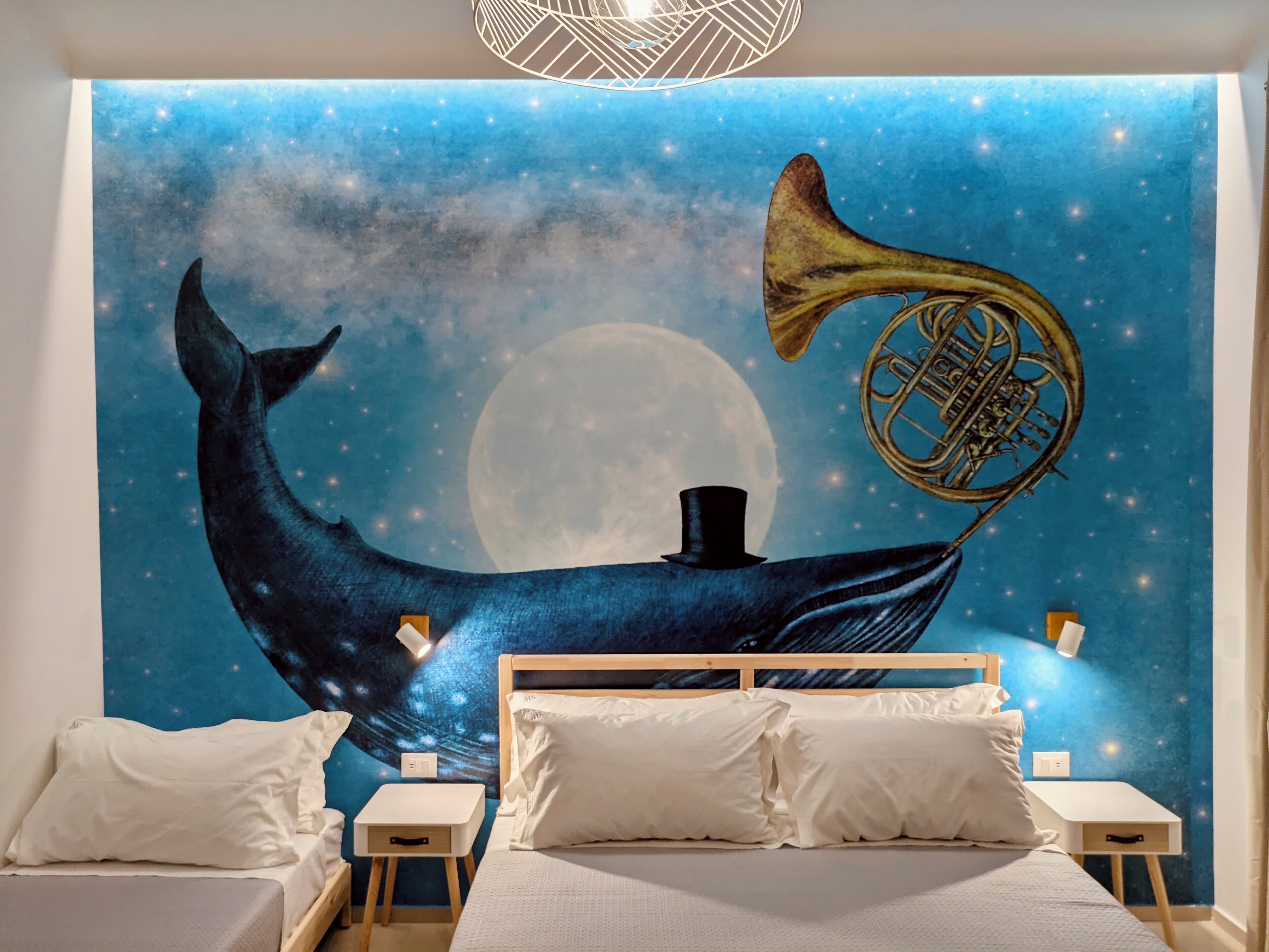 1 chambre, bureau, fer et planche à repasser, lit parapluie