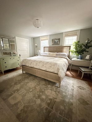 6 bedrooms, iron/ironing board, WiFi, bed sheets