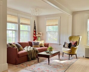 Smart TV - 6bedroom, 4bath, chefs kitchen, central air, ping pong, walking distance to town (Tisbury)