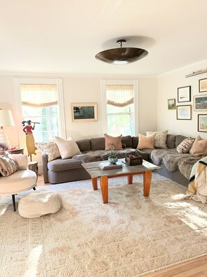 Smart TV - 6bedroom, 4bath, chefs kitchen, central air, ping pong, walking distance to town (Tisbury)