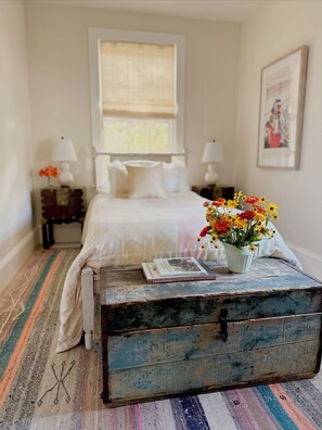 6 bedrooms, iron/ironing board, WiFi, bed sheets